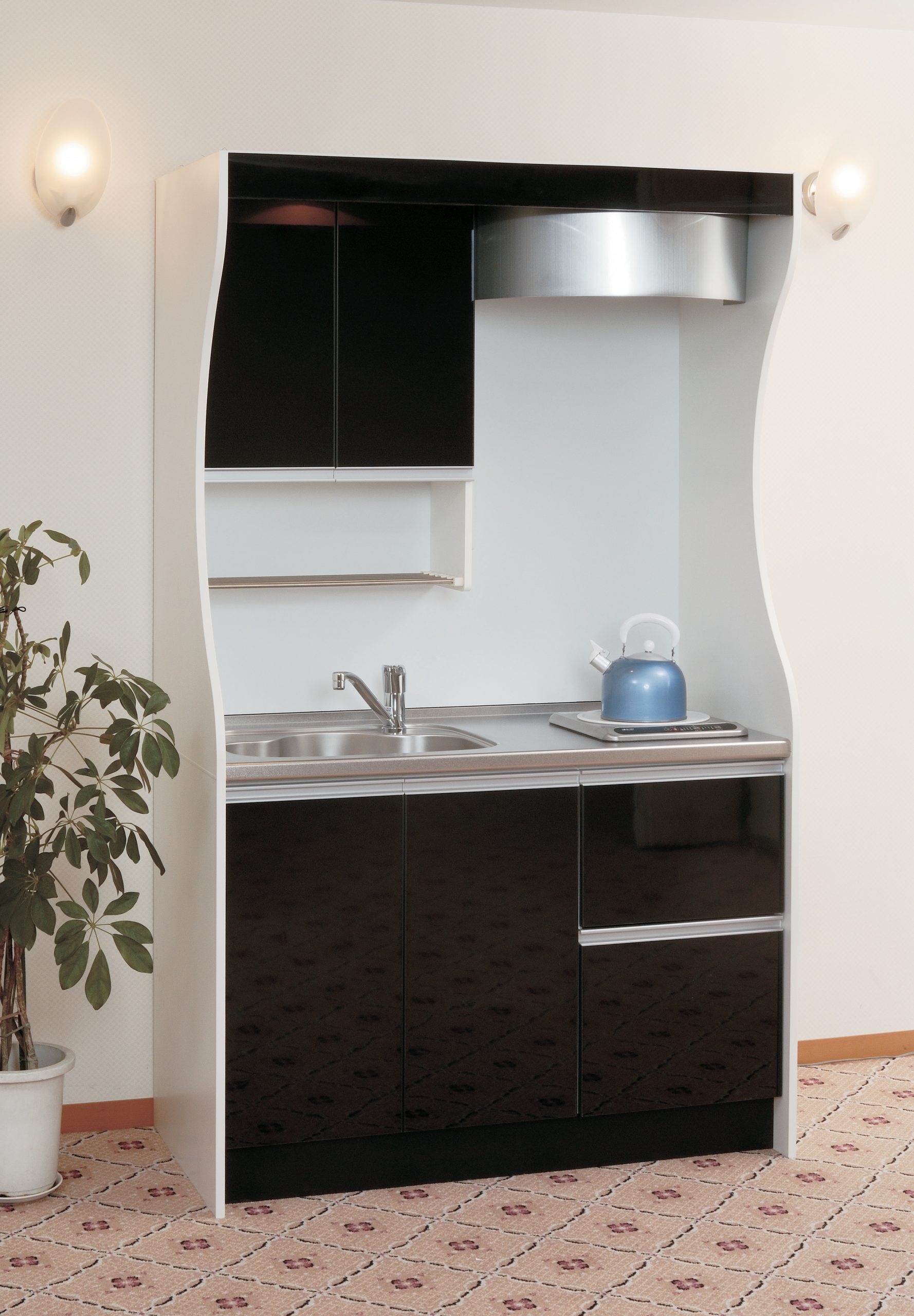 Minimalistička kuhinja sa skrivenim elementima